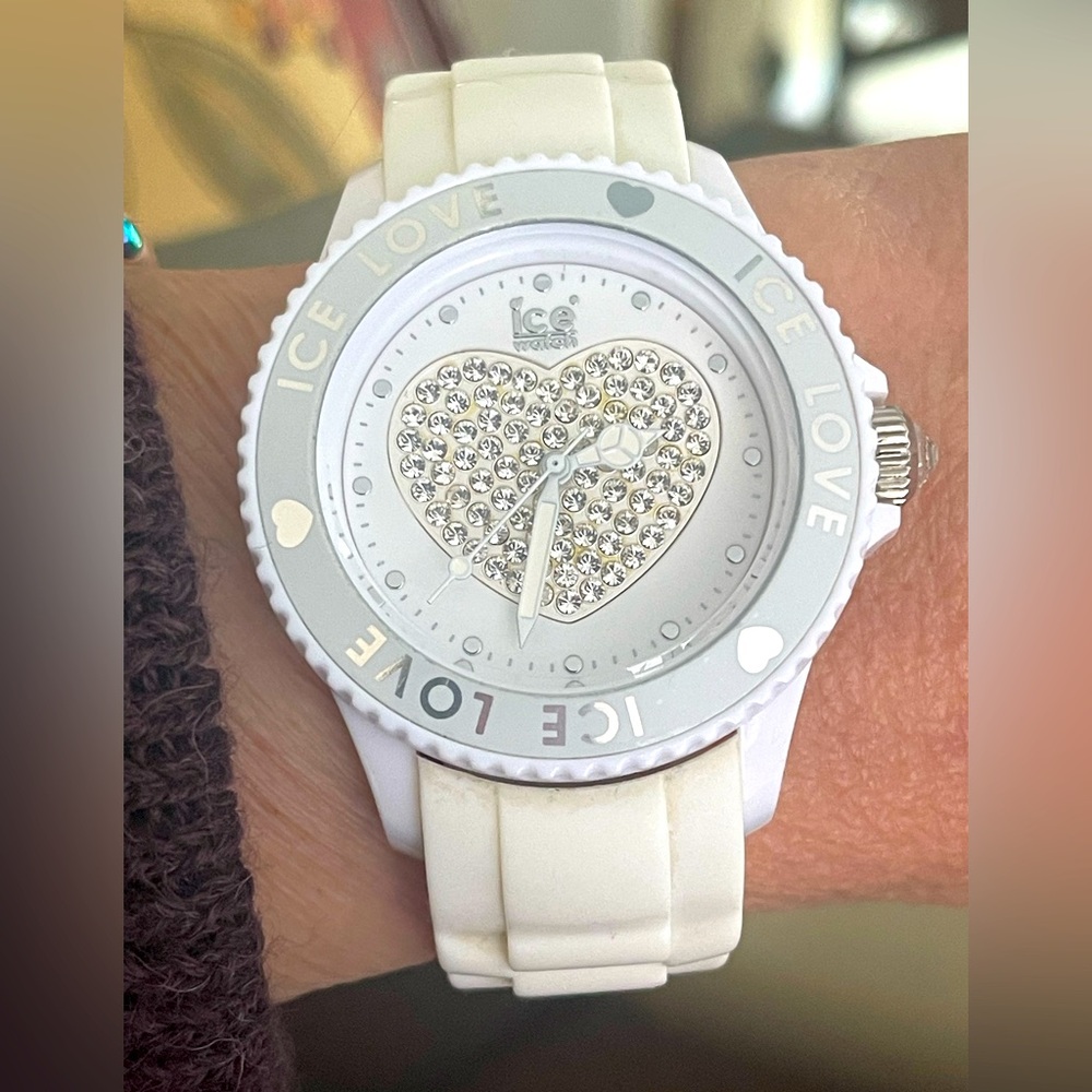 Ice Love White and Silver Heart Watch. SILI collection. New 3 yr battery. New.